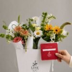 ‏باقة زهور مع الشعار